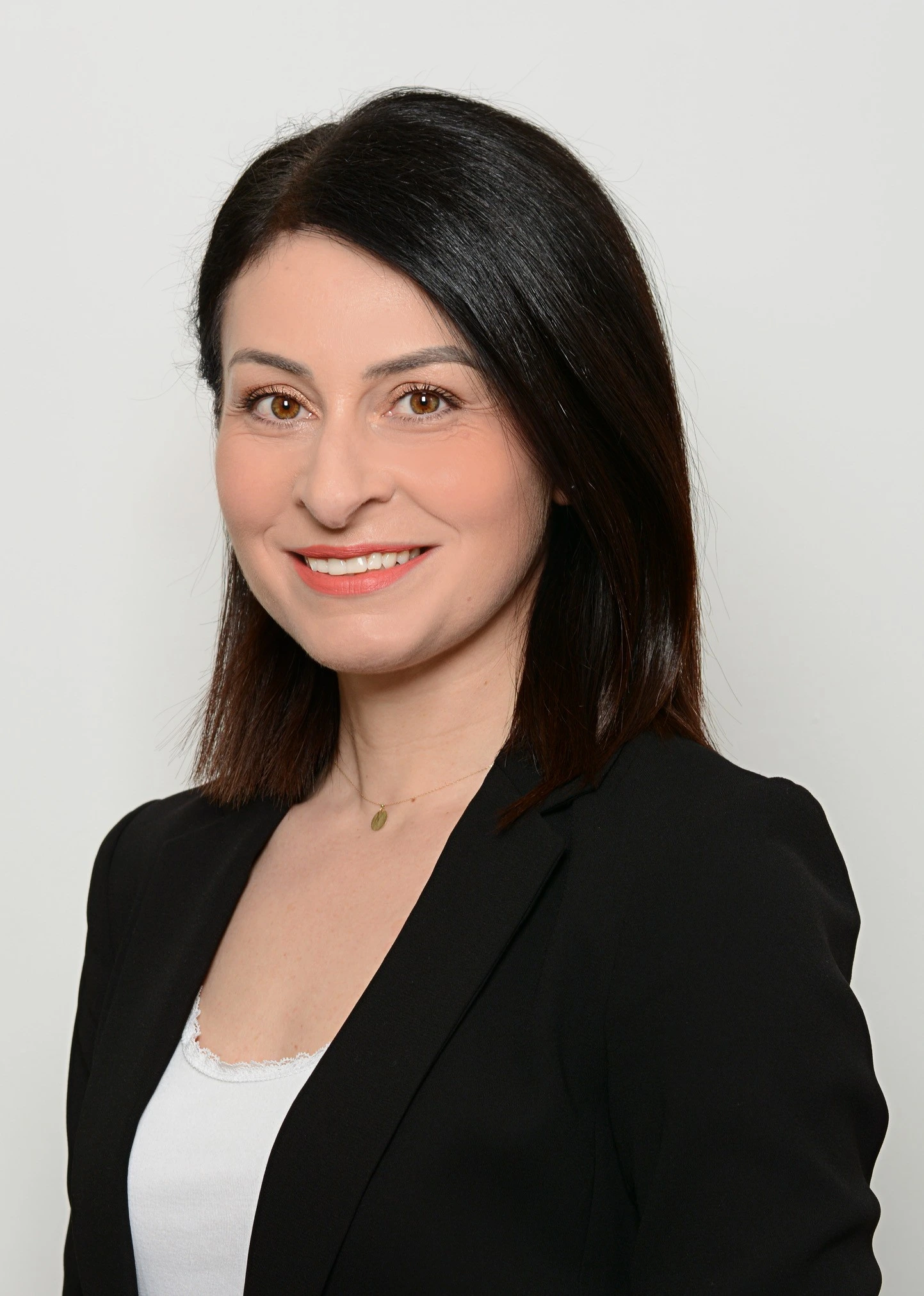 Portrait de Nikoleta Nikolova, chargée de relation clientèle chez Broker Defense